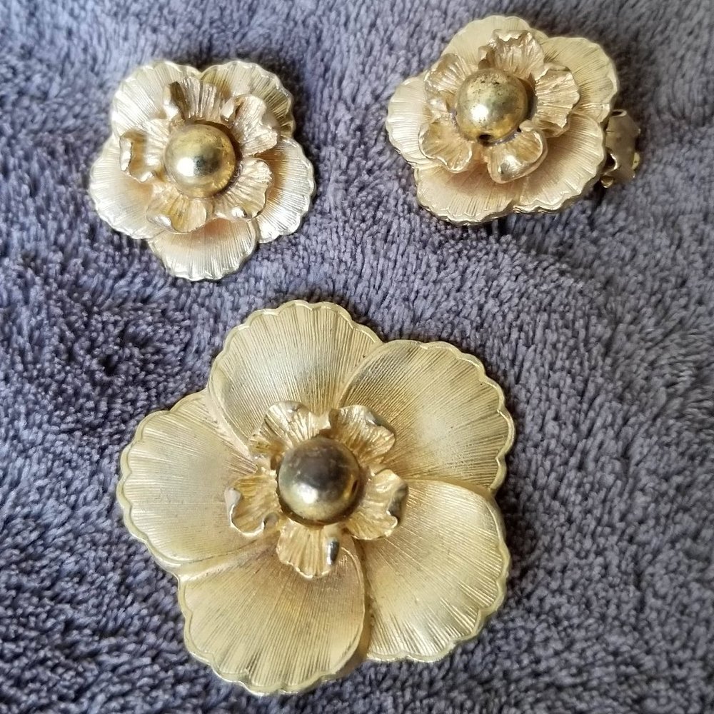 Vintage clip on earrings and necklace